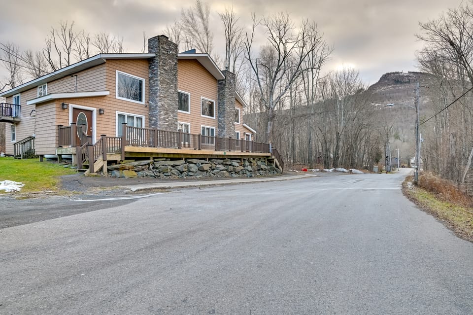 Walk to Hunter Village! Family Ski Retreat w/ Deck Apartment in Hunter