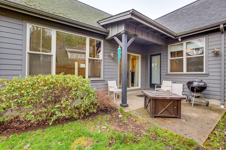 Walk to Autzen Stadium, 3 Mi to UO! Home w/ Patio House in Eugene