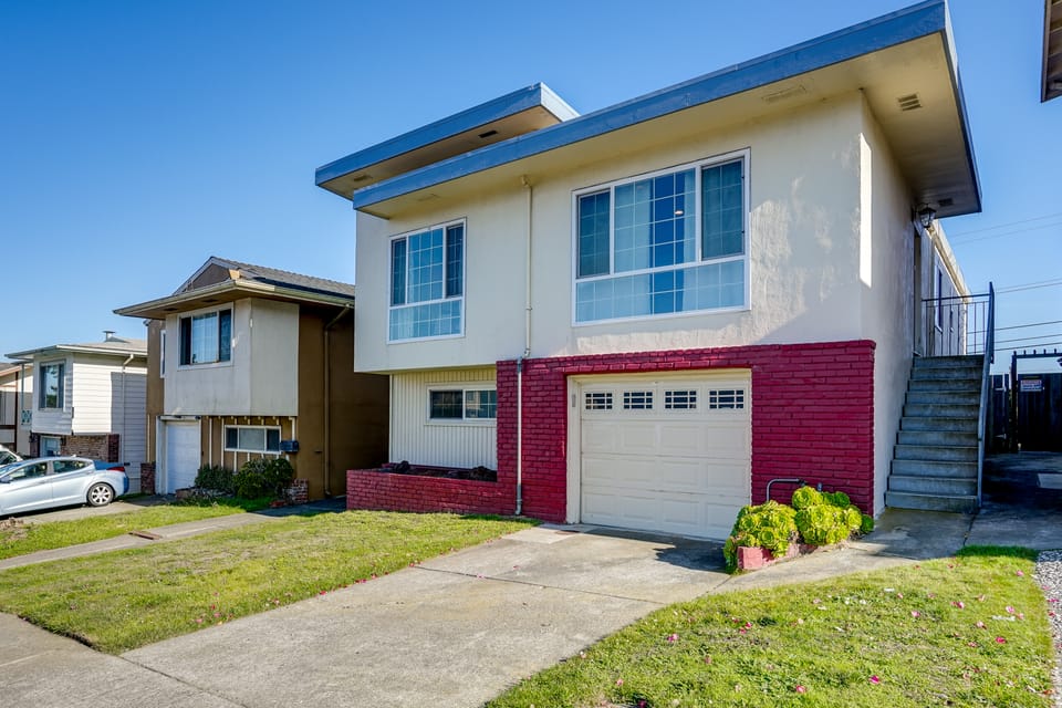 Easy SF Access! Spacious Family Home w/ Yard House in Daly City