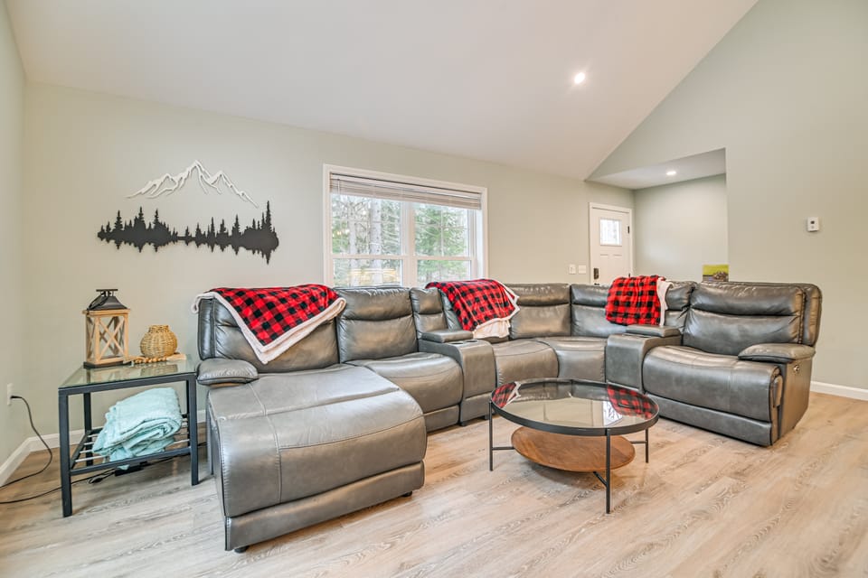 Ski, Swim, Kayak, Fish & Boat! Fam Bridgton Home House in Bridgton