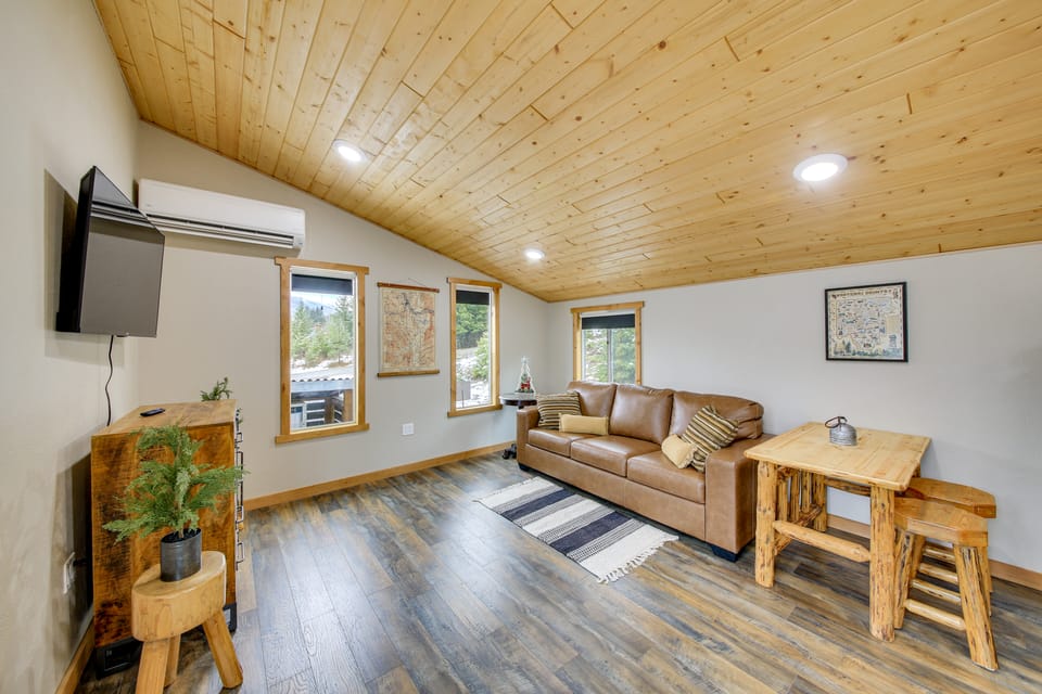 1 Mi to Waterfront Trails, Troy Home w/ Hot Tub! House in Idaho