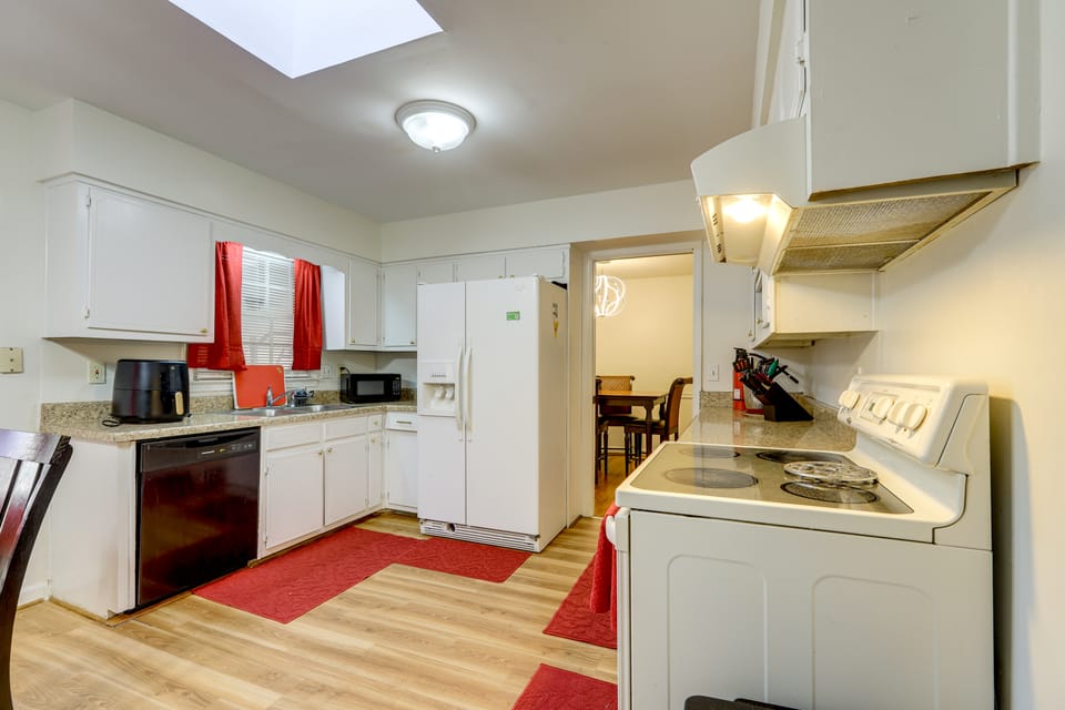 3 Mi to Stone Mountain Park: Quiet Family Getaway House in Tucker