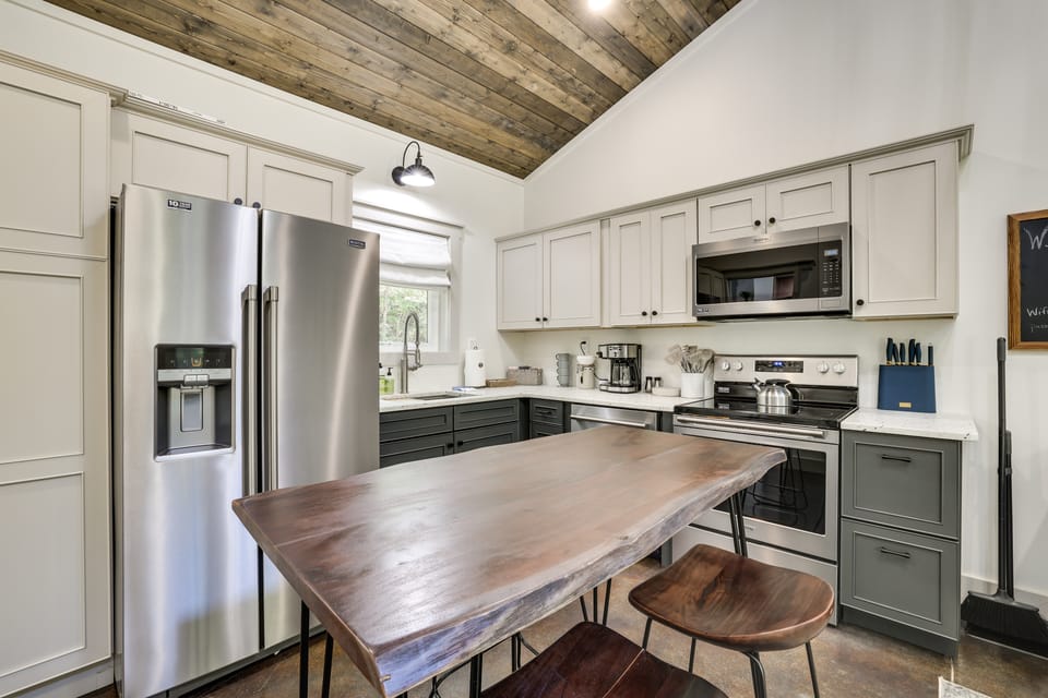 ‘Whitewood’ w/ Hot Tub: Peaceful Wildwood Retreat House in Alabama