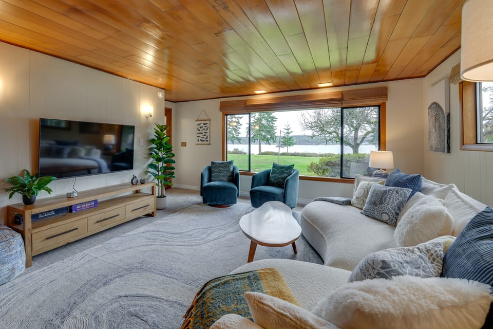 Beach & Bay Access! 5-Acre Whidbey Island Retreat House in Greenbank