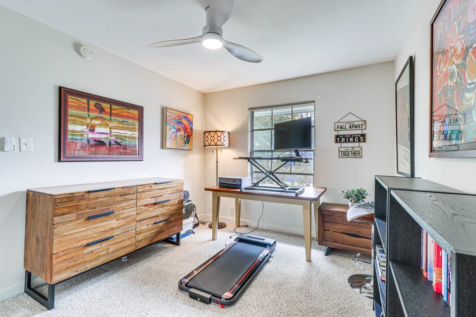 5 Mi to Dtwn Austin: Stylish Home w/ Office & Yard House in Austin