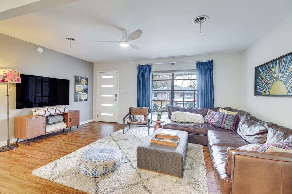 5 Mi to Dtwn Austin: Stylish Home w/ Office & Yard House in Austin