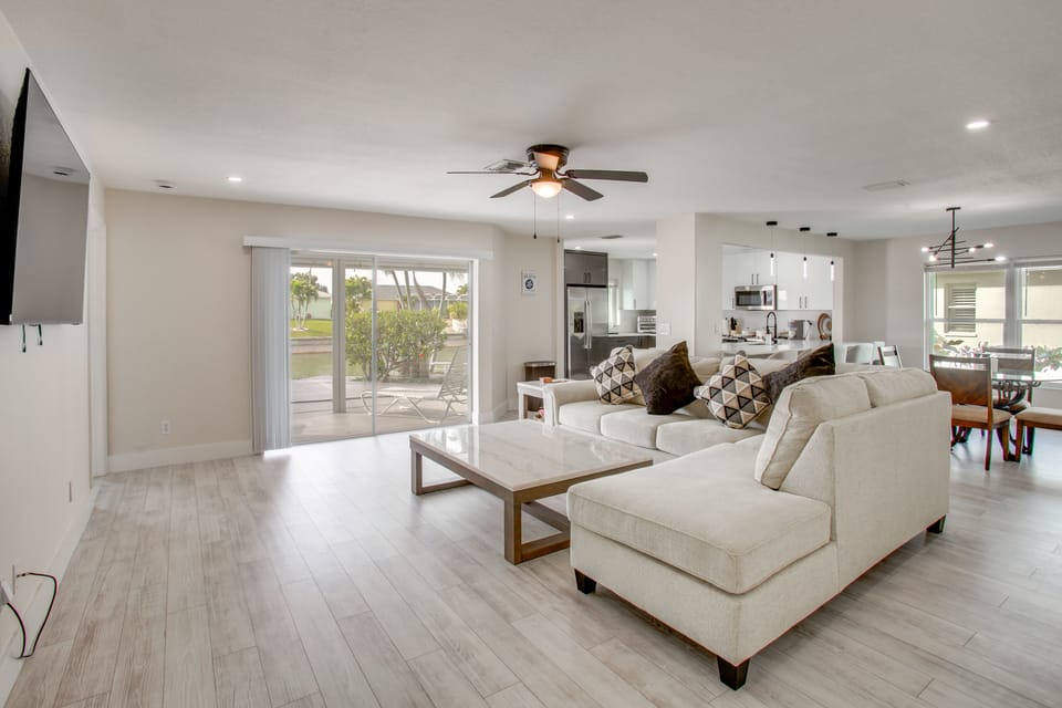 Fishing Dock & Pool: Waterfront Cape Coral Retreat Apartment in Cape Coral