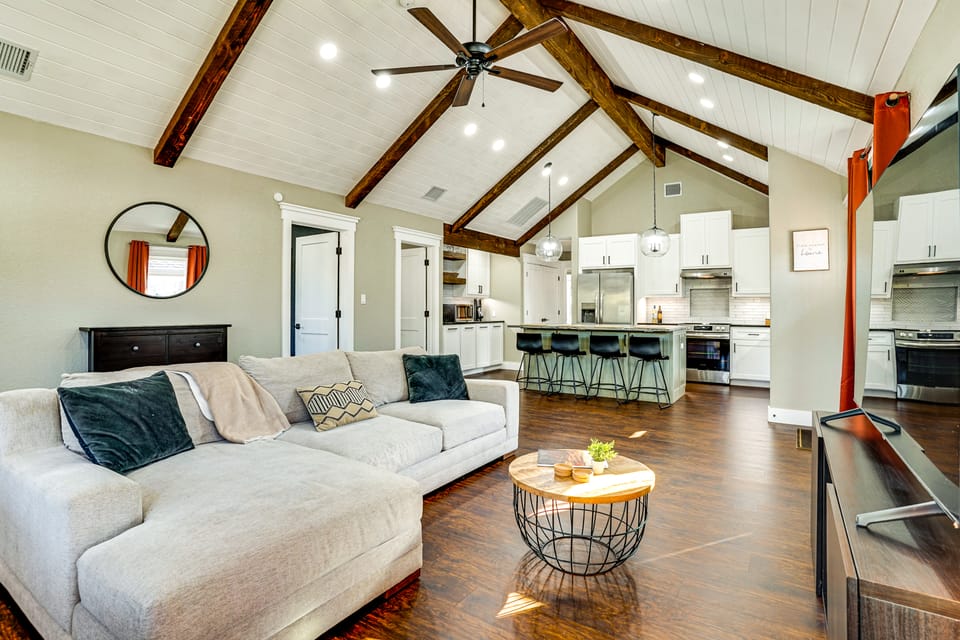 < 2 Mi to Lake Granbury! Family Home w/ Large Yard House in Granbury