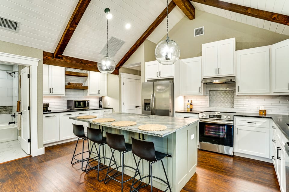 < 2 Mi to Lake Granbury! Family Home w/ Large Yard House in Granbury