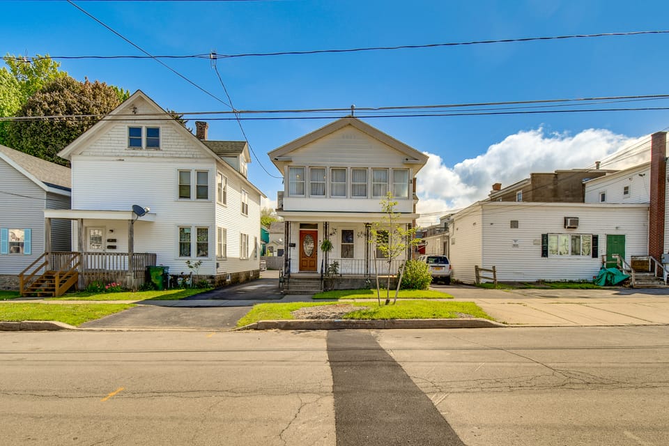 Walk to Lake Ontario & Parks! Lovely Apartment Apartment in Oswego