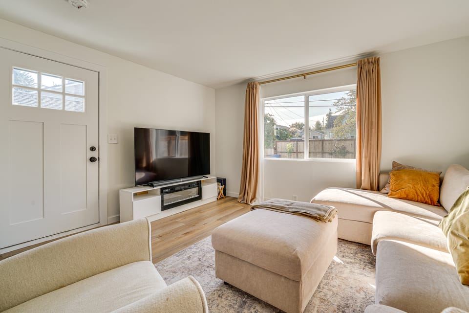 8 Mi to Downtown Seattle: Cozy Home w/ Patio House in Burien