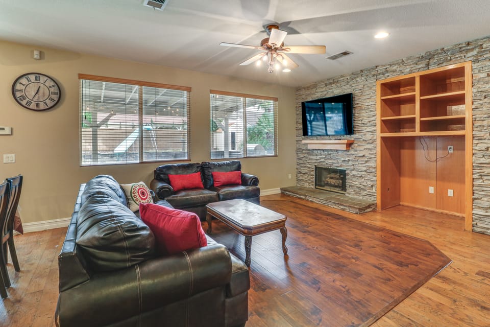 Pool, Patio & Games! Suburban Home in Palmdale House in Palmdale