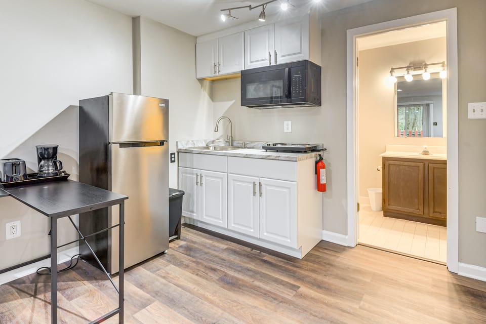 5 Mi to Main St! Cozy Couple's Escape in Laurel Apartment in Prince Georges County