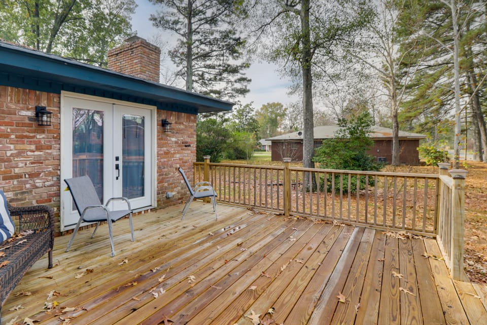 3 Mi to Saracen Landing! Family Getaway w/ Deck House in Pine Bluff