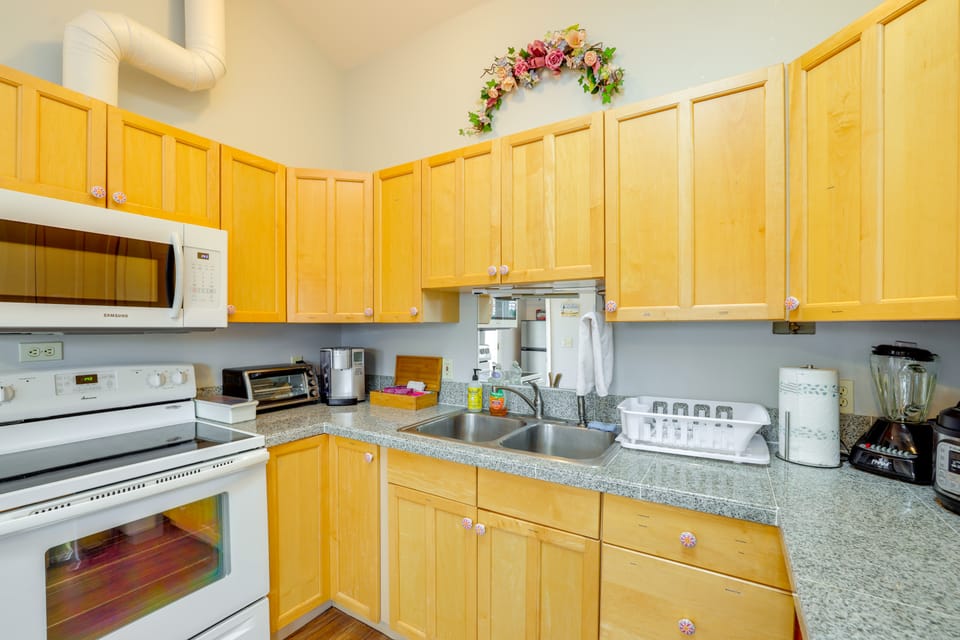 Olympic Mtn Views! Cozy Carriage House in Sequim Apartment in Washington