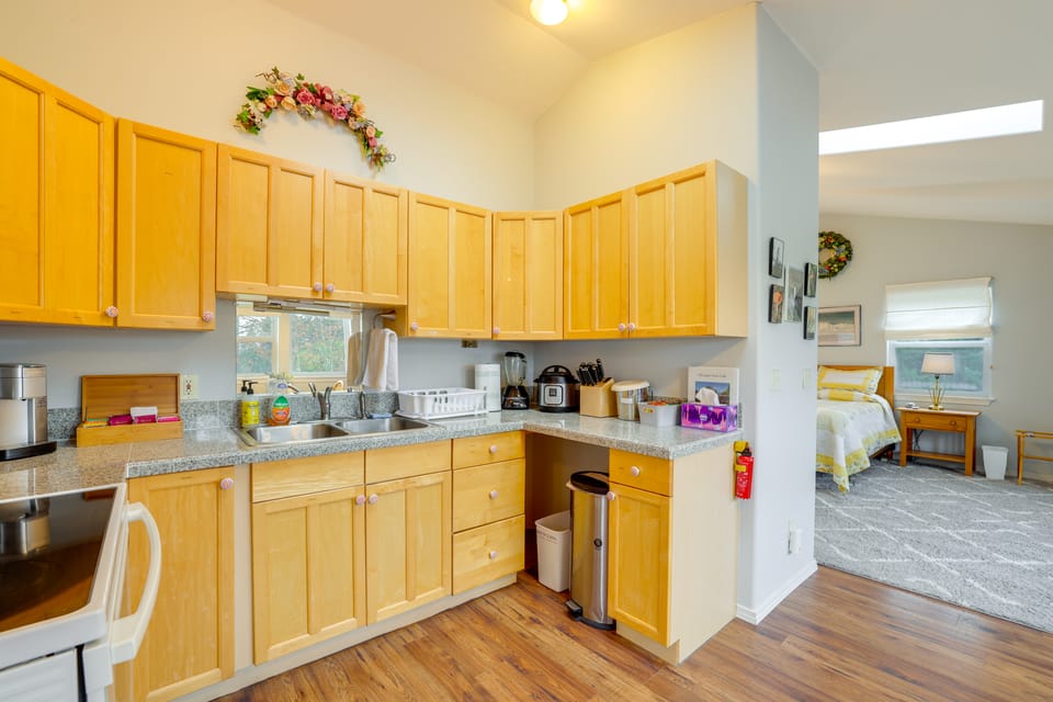 Olympic Mtn Views! Cozy Carriage House in Sequim Apartment in Washington