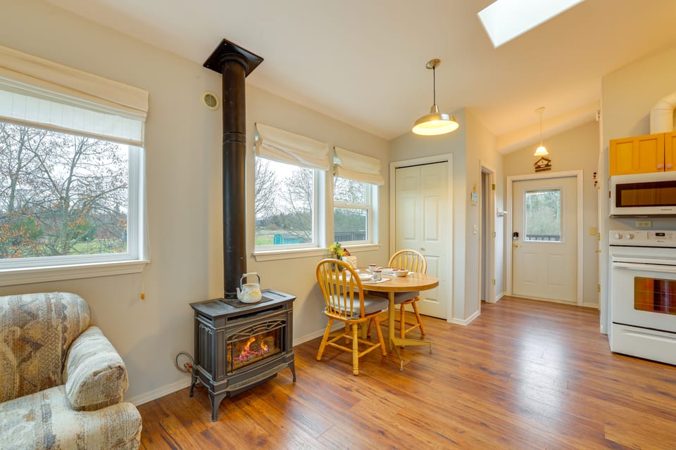 Olympic Mtn Views! Cozy Carriage House in Sequim Apartment in Washington