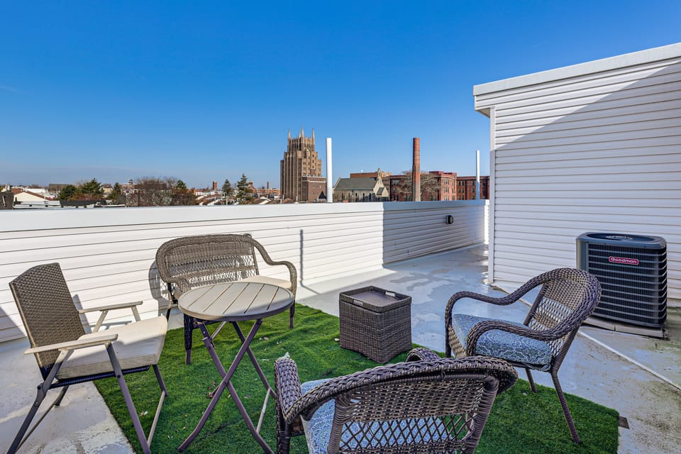 Rooftop Deck & Game Lounge in North Philly East! House in Philadelphia