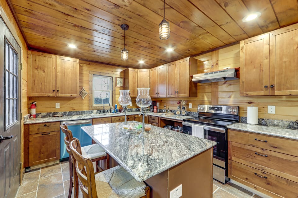 11 Mi to Great Smoky Mountains NP: Modern Cabin House in Qualla
