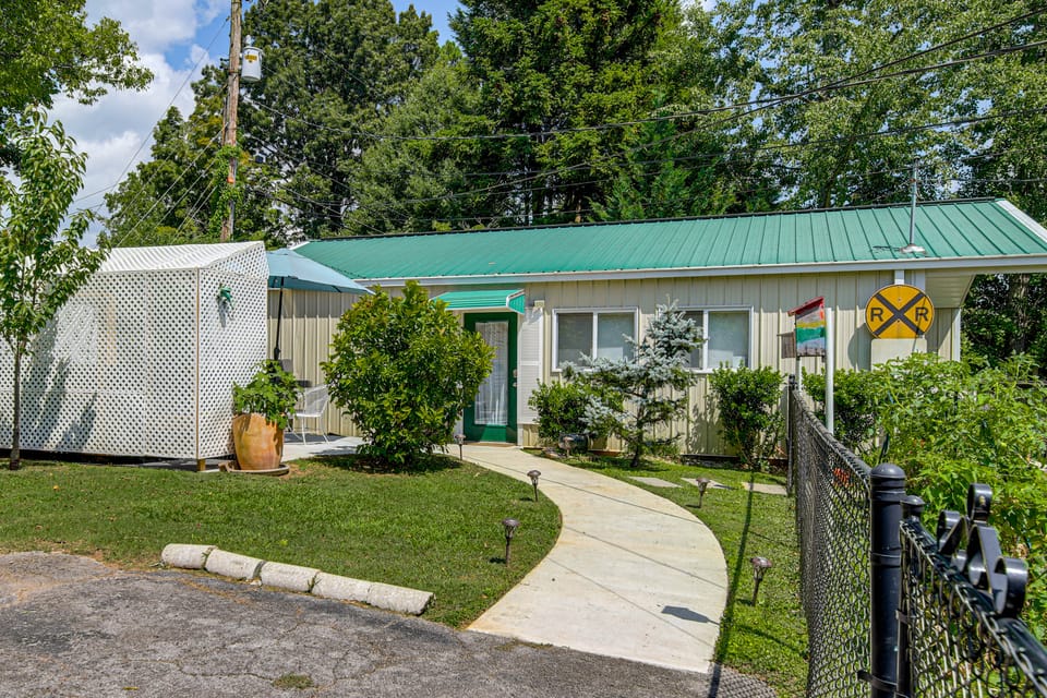 West Knoxville Area! Home w/ Hot Tub Near Dtwn House in Knoxville