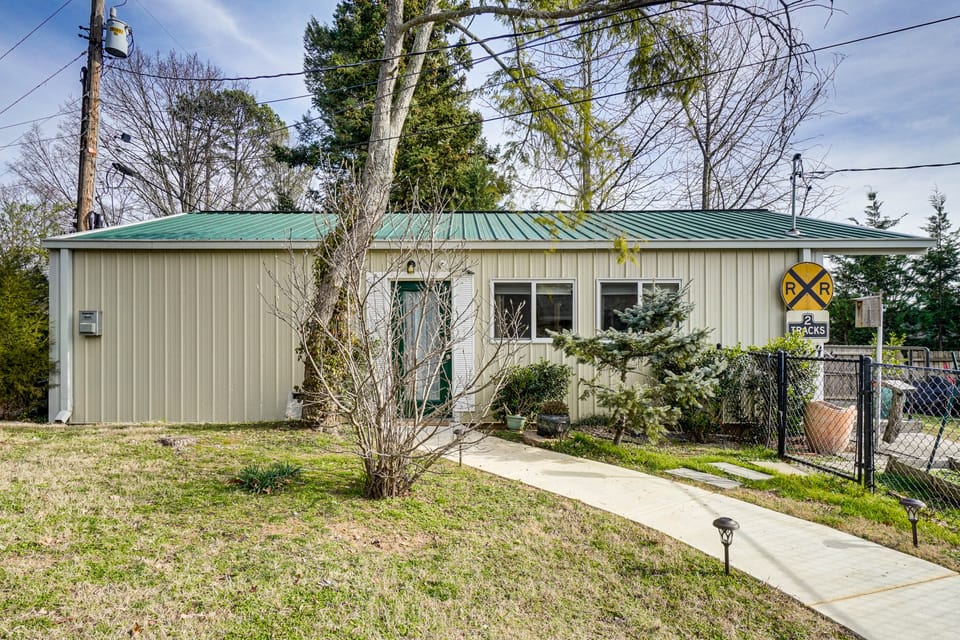 West Knoxville Area! Single-Level Home Near Dtwn House in Knoxville