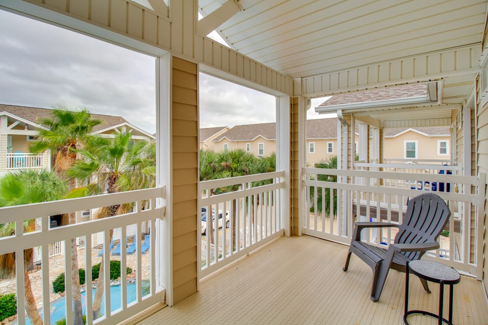 Walk to Beach & Dining: Corpus Christi Townhome Apartment in North Padre Island