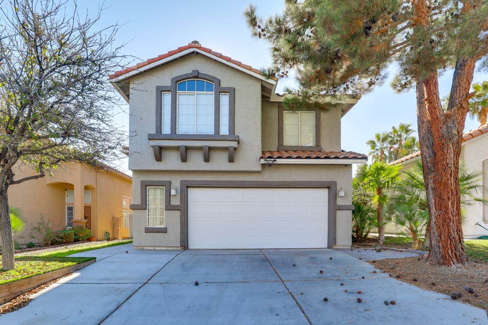 Pool & Hot Tub: Las Vegas Getaway Near Hiking! House in Spring Valley