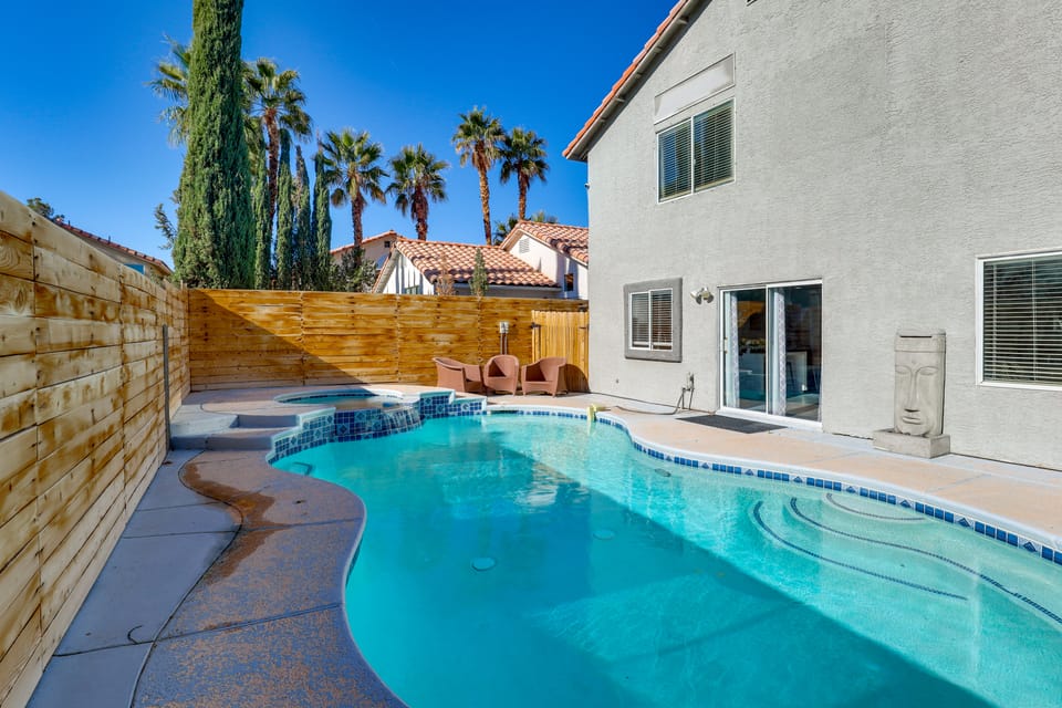 Pool & Hot Tub: Las Vegas Getaway Near Hiking! House in Spring Valley