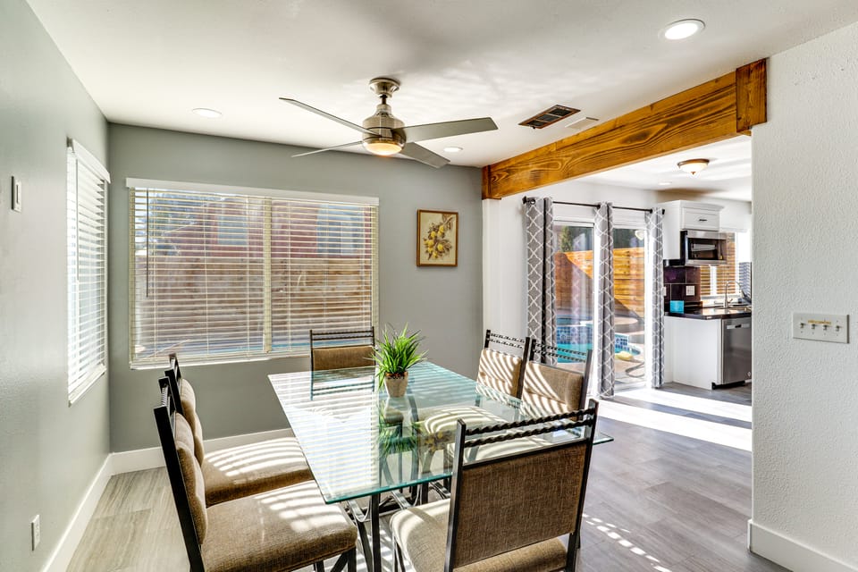 Pool & Hot Tub: Las Vegas Getaway Near Hiking! House in Spring Valley