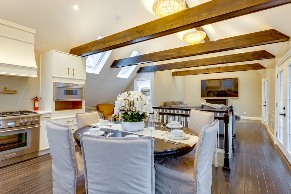Summer Beach Pass: Wooded Martha's Vineyard Escape House in West Tisbury