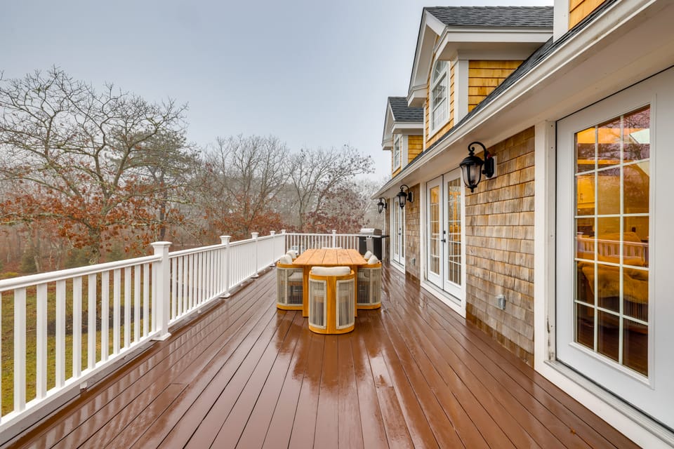 Summer Beach Pass: Wooded Martha's Vineyard Escape House in West Tisbury