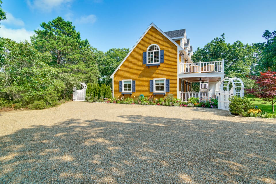 Summer Beach Pass: Wooded Martha's Vineyard Escape House in West Tisbury