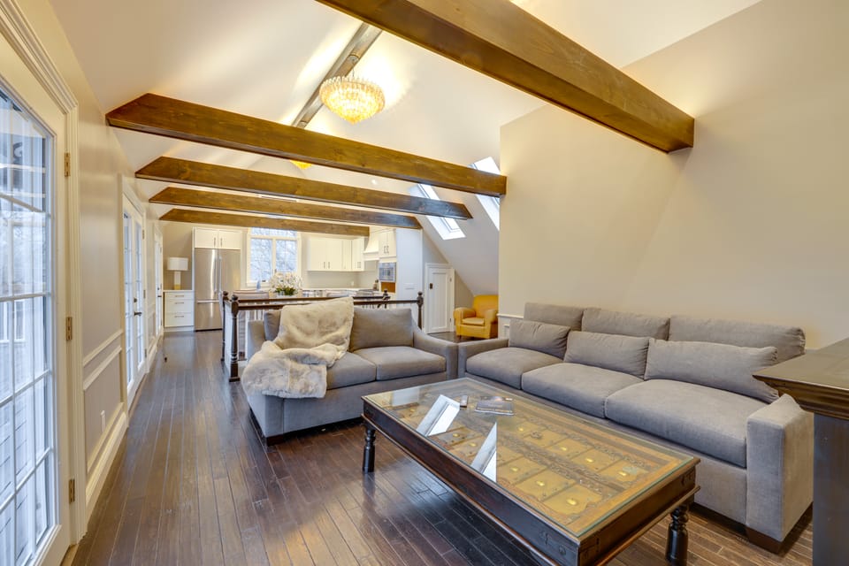 Summer Beach Pass: Wooded Martha's Vineyard Escape House in West Tisbury