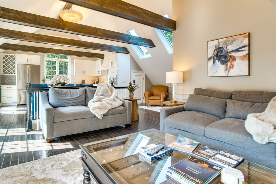 Summer Beach Pass: Wooded Martha's Vineyard Escape House in West Tisbury