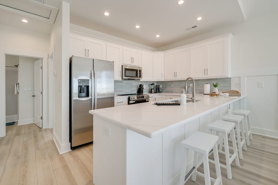 Walk to Private Beach Access, Elevator, 4BR/4BA Apartment in Surf City