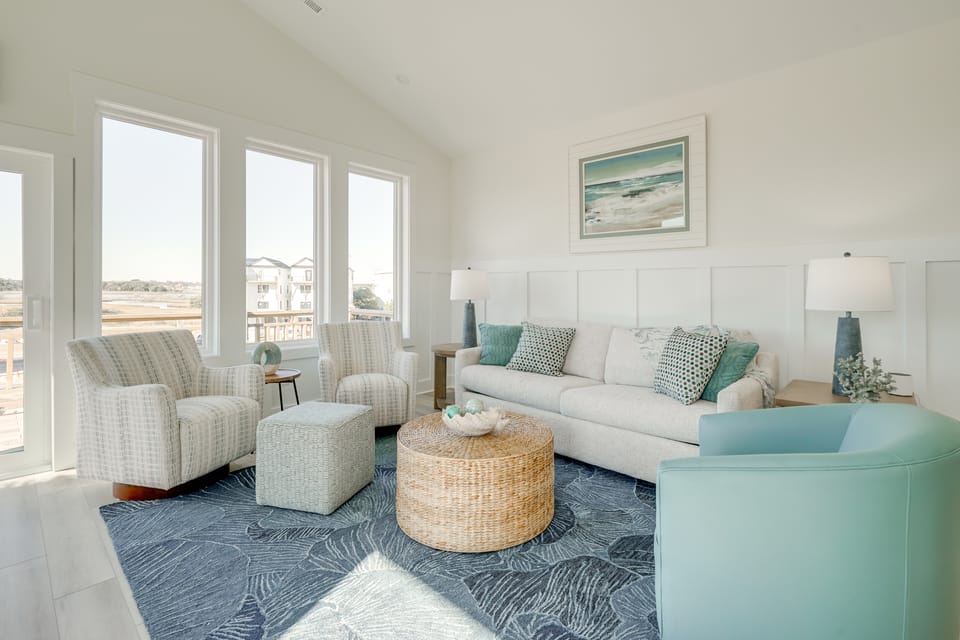 Walk to Private Beach Access, Elevator, 4BR/4BA Apartment in Surf City