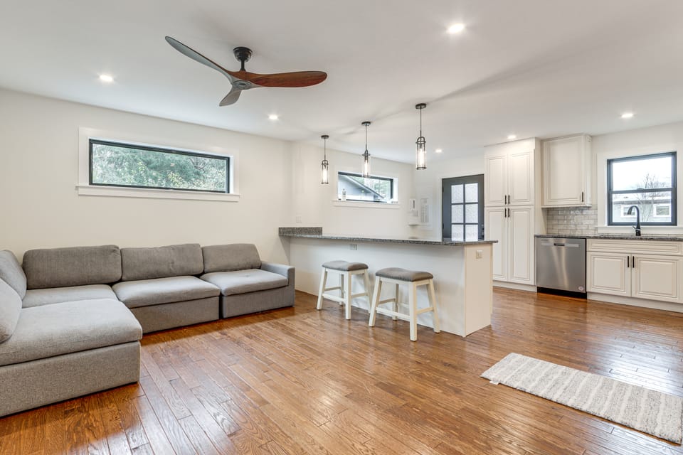 2 Mi to Lake Tomahawk Park! Quiet Escape w/ Deck House in Black Mountain