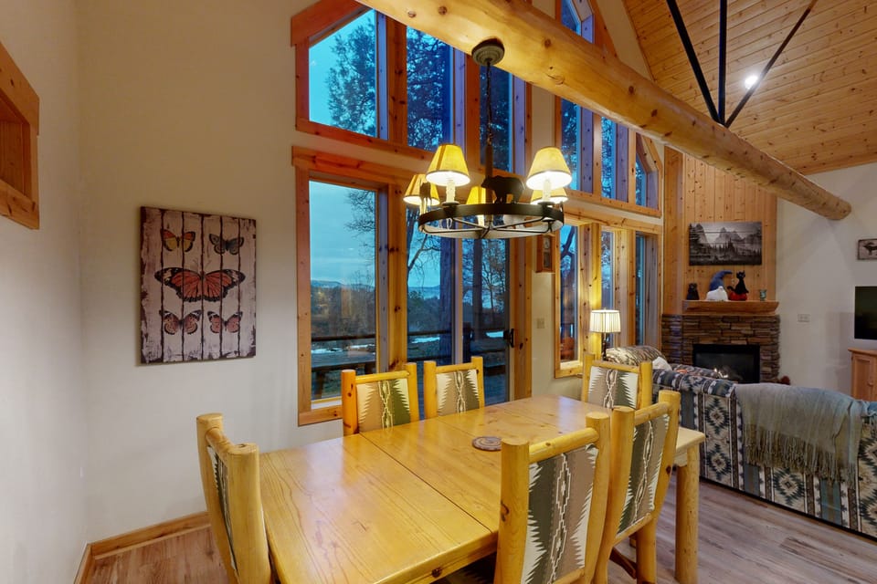 Cabin w/ Mountain Views & Shared Pool & Hot Tub House in Oregon