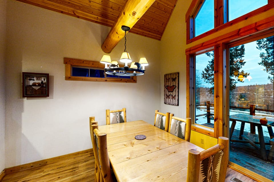 Cabin w/ Mountain Views & Shared Pool & Hot Tub House in Oregon