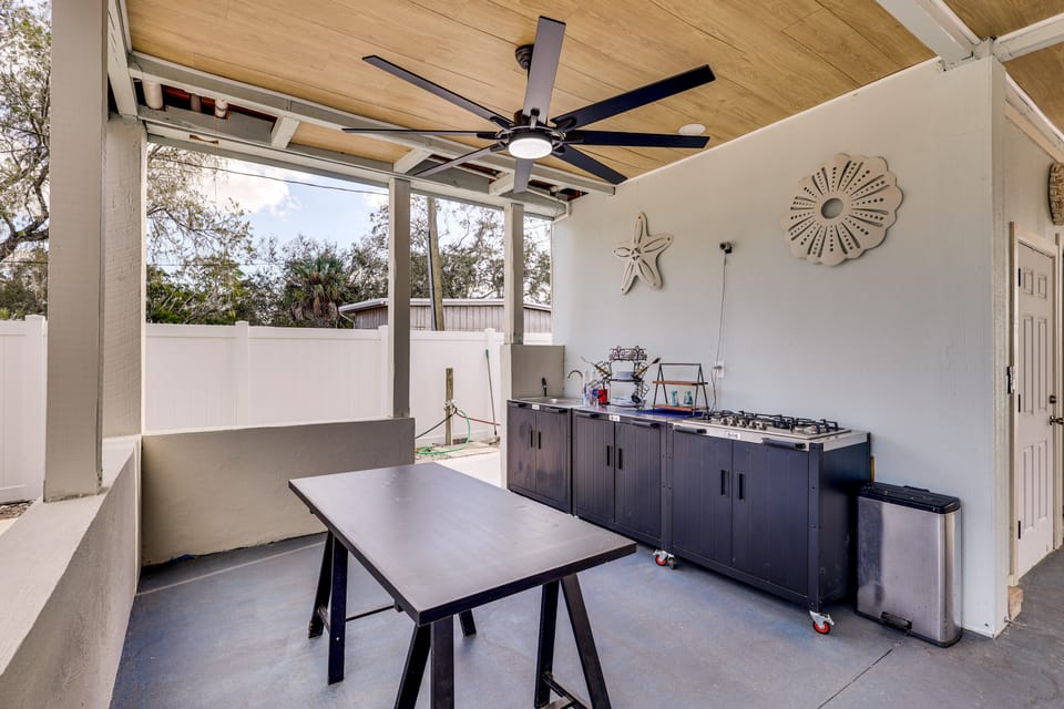 Private Beach: 'Hidden Shack By the Bay' in Ruskin House in Ruskin