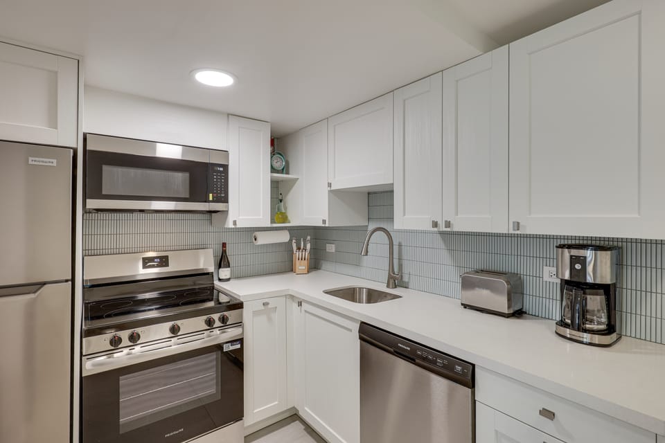 Walk to Shore: Condo w/ Pool Access in Miami Beach Apartment in South Beach Miami