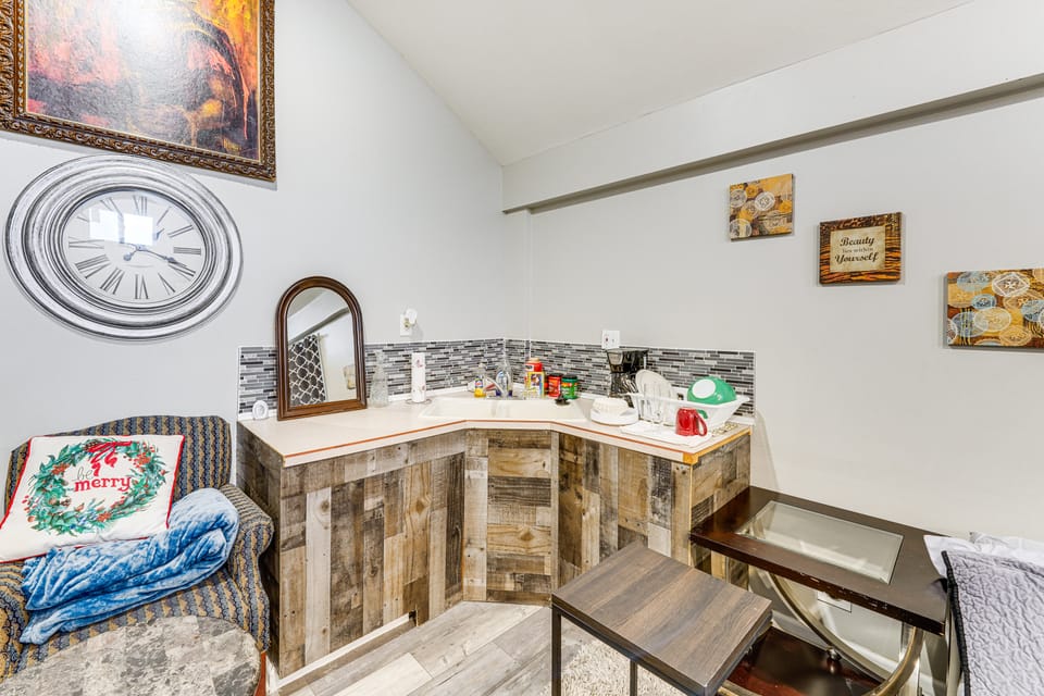 8 Mi to Dtwn CLE: Cozy Couple's Retreat w/ Gym! Apartment in Cleveland Heights