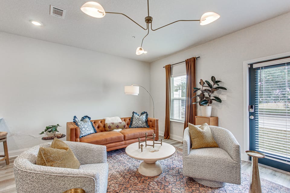 Walk to Biloxi Beach Fun! Chic & Updated Townhome Apartment in Gulfport