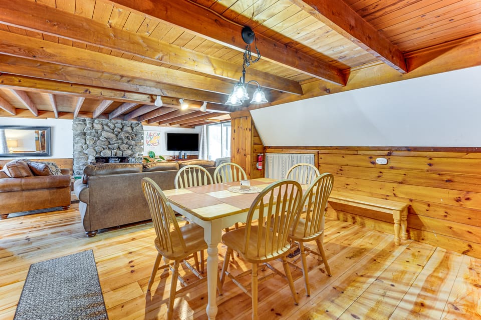 8 Mi to Cranmore Mtn Resort: A-Frame w/ Fire Pit House in Conway