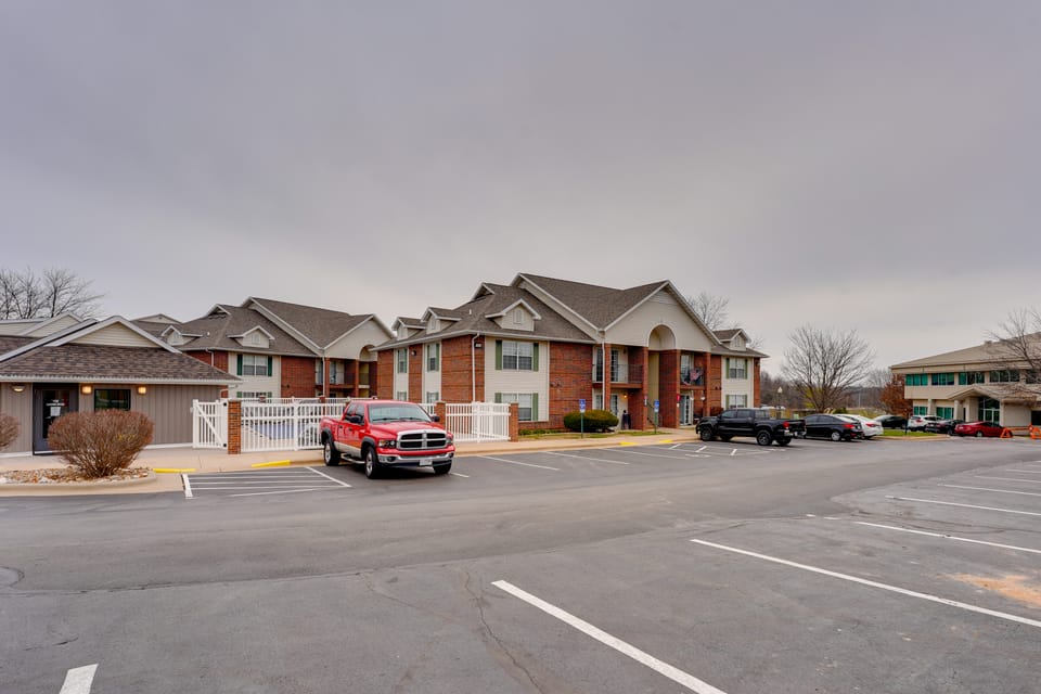 7 Mi to Dtwn Springfield: Cozy Condo w/ Balcony Apartment in Springfield