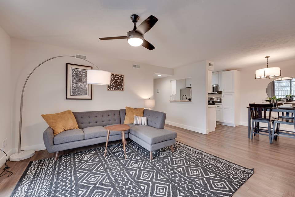 7 Mi to Dtwn Springfield: Cozy Condo w/ Balcony Apartment in Springfield