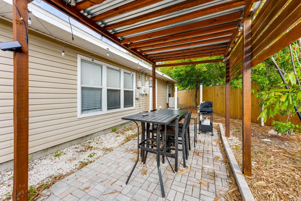 4 Mi to Clearwater Beach: Extended Stay w/ Yard House in Florida