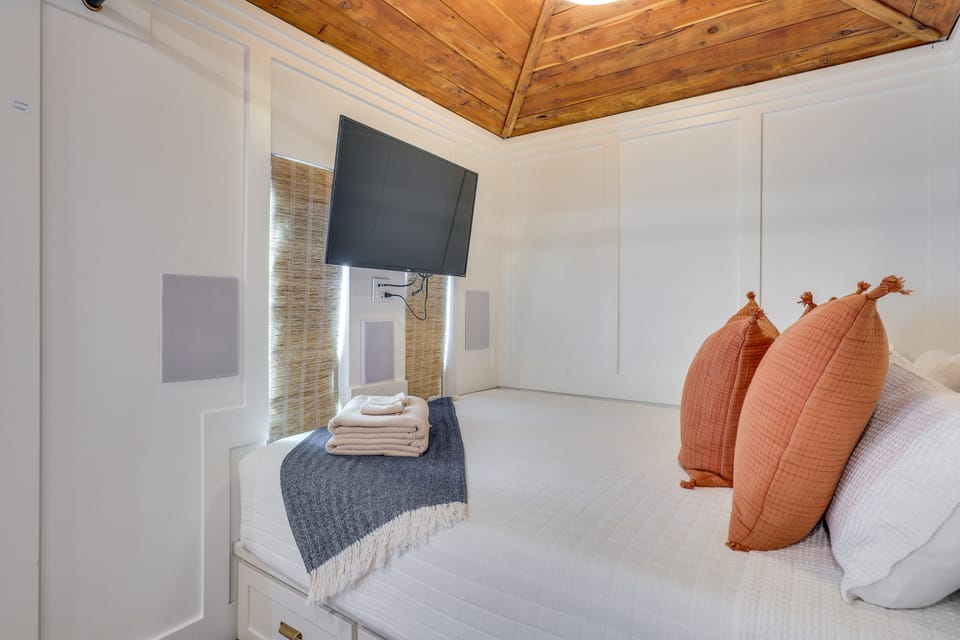 Sleek Studio w/ Projector - Near Texas Tech! Apartment in Lubbock
