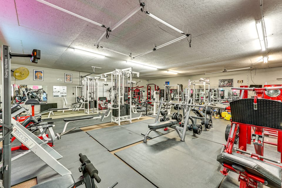 Gym Access On-Site: Cabin w/ Deck in Red Oak! House in Oklahoma