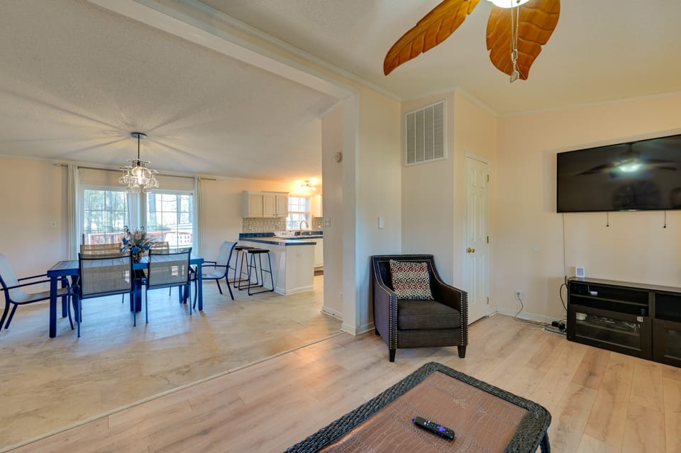 9 Mi to ECU: Pet-Friendly Greenville Home w/ Deck House in North Carolina